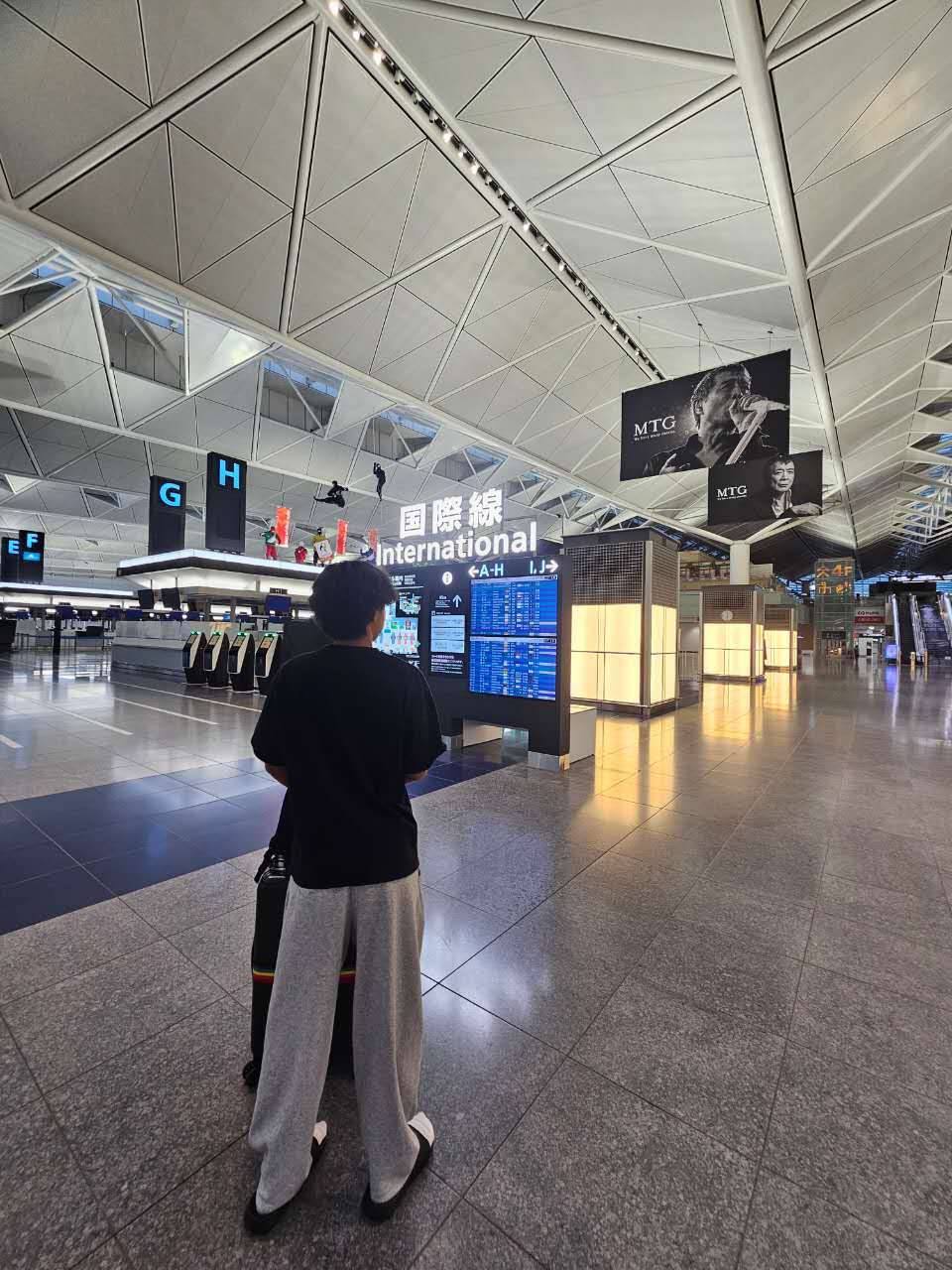 渡米当日、空港の国際線出発案内板を見る様子